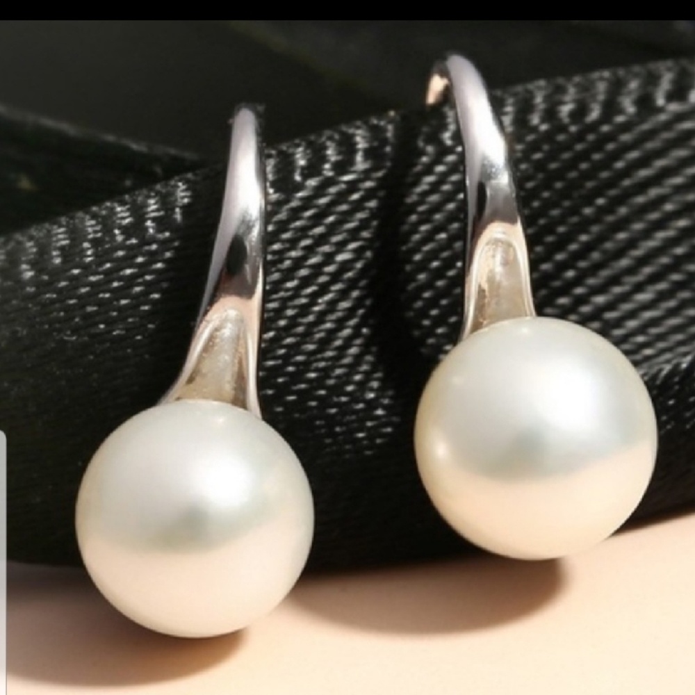 Pearl Silver Huggie Chic Earrings pearl like - Picture 2 of 4